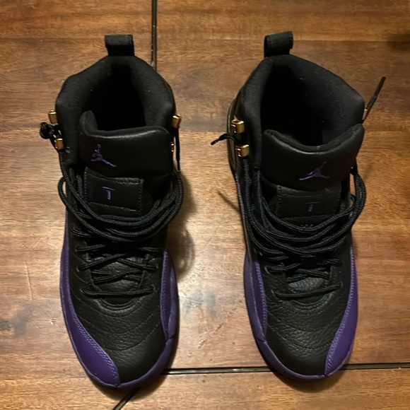 Air Jordan 12 Retro $160

Black/Metallic Gold/ Taxi/Field Purple

Size 6.5Y - Picture 3 of 8